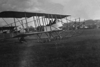 Riksantikvaren vil frede deler av Kjeller flyplass. Her er et Her et Farmand fly klar for takeoff en gang rundt 1915.