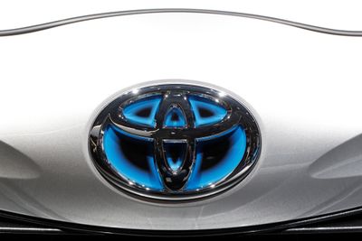 Toyota tibakekaller 2,4 millioner hybridbiler.