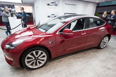 Tesla Model 3 stilt ut under bilmessen i Paris.
