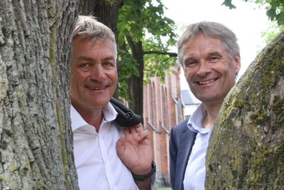 Administrerende direktør Gunnar Evensen i Get TDC og Telias Norgessjef, Abraham Foss, fotografert 17. juli i år, den dagen oppkjøpet til 21 milliarder kroner ble kunngjort .