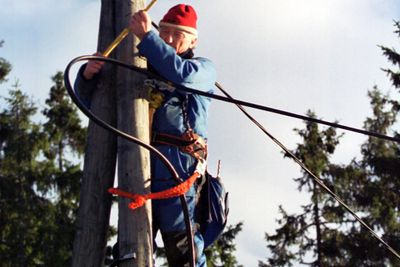 Kan hvem som helst kreve tilgang til stolpene dersom de er reist på dugnad? Frontene er steile i Troms, og krangelen rammer fiberutrullingen.