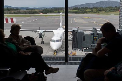 I morges måtte fly vente på at merkemalingen skulle tørke. Dette bildet er fra åpningen av flyplassen i fjor.