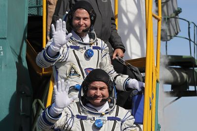 Astronautene Nick Hague og Alexei Ovchinin på vei ombord i Soyuz MS-10-fartøyet før oppskytingen som endte med en dramatisk nødlanding.