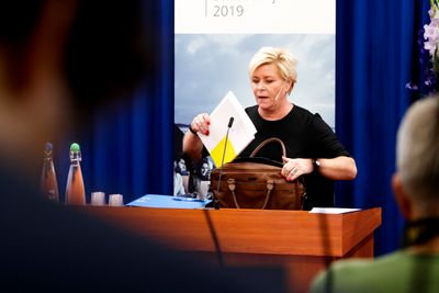 Finansminister Siv Jensen (Frp) ser på mulighetene for å unnta bitcoin-utvinnere redusert elavgift, og har bedt Skattedirektoratet hjelpe henne i saken, skriver E24.