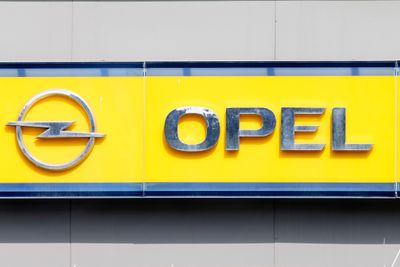Politiet i Tyskland mistenker at 95.000 dieselbiler fra Opel kan være utsatt for utslippsjuks.
