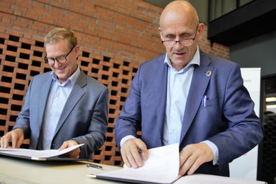 Nå har DNB og UiO skrevet under på samarbeidsavtale. Konserndirektør for IT i DNB, Alf B. Otterstad og Morten Dæhlen, dekan ved Det matematisk- naturvitenskaplige fakultet, UIO.
