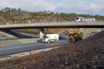 Arbeidene går sin gang på E39 Svegatjørn - Rådal, men det lar vente på seg før alle skiltene er på plass.