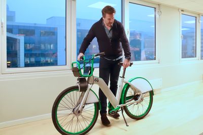 Den nye bysykkelen: Sjef for Urban Sharing, som er infrastrukturplattformen i UIP, Axel Bentsen viser frem den nye bysykkelen.