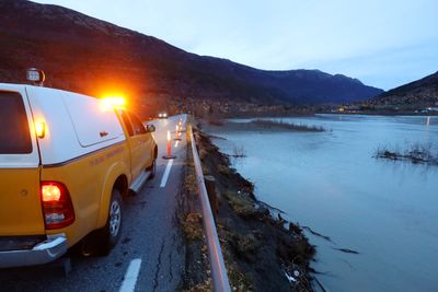 Mesta setter ut varselkjegler om at autovernet ikke er til å stole på. Deler av veiskulderen er skyldt bort av vannet ved Tronoddbrua i Lom. Mildvær og mye regn har gitt vårflom-tilstander på senhøsten.