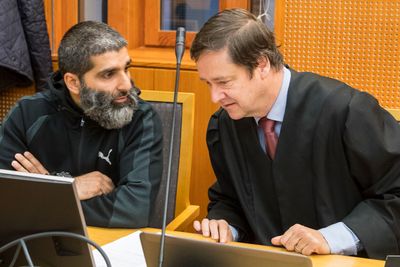 Arfan Qadeer Bhatti (t.v.) og hans advokat John Christian Elden i Oslo tingrett mandag morgen. Bhatti mener segurettmessig forfulgt av politiet, og møter staten ved Justis- og beredskapsdepartementet i retten.Foto: Vidar Ruud / NTB scanpix