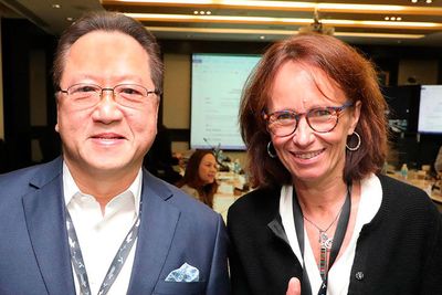 Styreleder Boonchai Bencharongkul og administrerende direktør Alexandra Reich i Dtac er eneste budgiver i auksjonen av 900 MHz-båndet i Thailand.