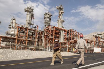 Iranian workers walk at a unit of South Pars Gas field in Asalouyeh Seaport, north of Persian Gulf, Iran November 19, 2015. REUTERS/Raheb Homavandi/TIMA ATTENTION EDITORS - THIS IMAGE WAS PROVIDED BY A THIRD PARTY. FOR EDITORIAL USE ONLY. 