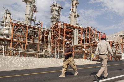 Raffineri i Asalouyeh i Iran. 4. november trer USAs sanksjoner mot Iran i kraft.