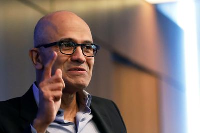 Microsofts øverste leder Satya Nadella har kuttet hardt de siste årene. Nærmere åtte tusen ansatte måtte gå da selskapet gikk på blodrøde tall etter Nokia-oppkjøpet i 2015