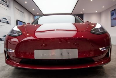 Tesla Model 3 utstilt på bilmessen i Paris.