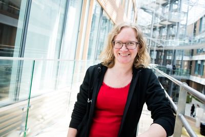 Siv Hollup er både utvikler hos Bouvet og foreleser ved Universitetet i Bergen.