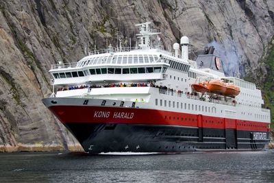 MS Kong Harald ble bygget i Tyskland i 1993 og har plass til 691 passasjerer. Det var 306 om bord da skipet mistet motorkraft. 