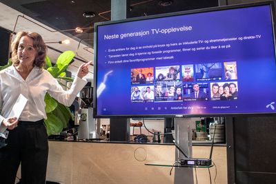 TV-sjef: Telenors direktør for divisjonen fastnett og TV, Birgit Bjørnsen legger Canal Digital Kabel inn under Telenor-logoen.