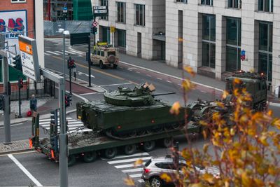 Den store militærøvelsen «Trident Juncture» pågår denne høsten, og nå tester Vegdirektoratet og Forsvaret ut et nytt trafikkskilt for å bedre sikkerheten.