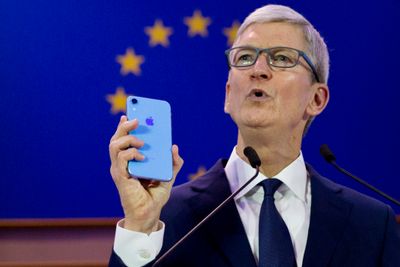 Apple retter kritikk mot forslag til EU-lovgivning. Bilde fra datasikkerhetskonferanse i det europeiske parliament i Brussel, onsdag 24. oktober 2018. (AP Photo/Virginia Mayo)