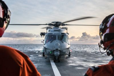 NH90 på dekket på fregatten KNM «Thor Heyerdahl» i forbindelse med en sambandstest i fjor.