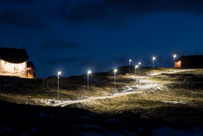 Det er sensorstyrt gatelys på veien opp til vanntårnet fra Petter Dass kapellet i Træna kommune. Dette vil lyse kun når det er bevegelse langs veien. 