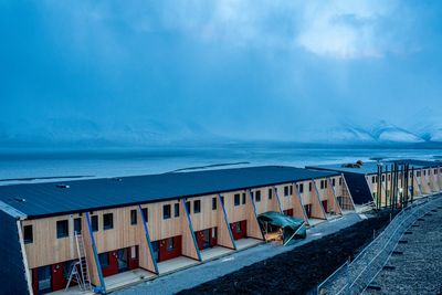 De nye rassikrede boligene på Svalbard bruker kun halvparten så mye energi som byggene de erstattet.