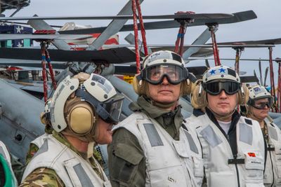 NATOs generalsekretær Jens Stoltenberg fikk nylig en omvisning på det amerikanske hangarskipet USS Harry S. Truman, som er på vei til farvannene utenfor Norge for å delta i NATO-øvelsen Trident Juncture.