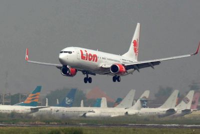 På dette arkivbildet tar et passasjerfly fra Lion Air av fra Juanda International Airport i Surabaya, Indonesia. Dette er ikke en 737 Max 8, men en 737-900ER som Lion Air var lanseringskunde på og mottok det første eksemplaret av sommeren 2007.