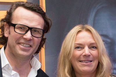 Altibox-sjef Thomas Skjelbred og styreleder Toril Nag i Altibox er ganske så fornøyde med å være tilbake på toppen av en undersøkelse av kundetilfredshet. Her fra en helt annen prisutdeling, fra Inside Telecom-konferansen i fjor høst, der selskapet ble kåret til årets bredbåndstilbyder.