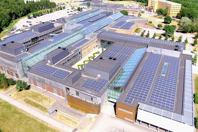 Tre tusen kvadratmeter med solcellepanel er montert på taket til USN campus Vestfold.