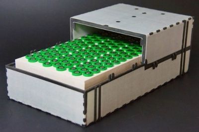 En prototype av batteriet, hvor cellene er pakket i faseforandende materiale og kassen er bygget med isolerende sandwichmateriale.