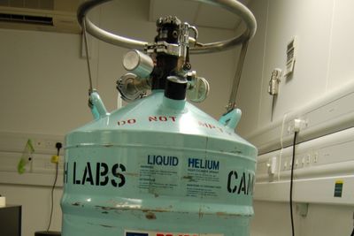 Komponenter i blant annet nyere iPhone-mobiler kan svikte dersom de blir utsatt for heliumgass. På bildet vises en tank med flytende helium.
