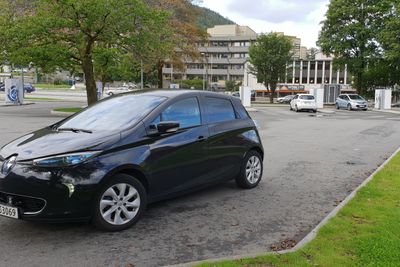 Elbil parkert på et ladested på Danmarks plass i Bergen.