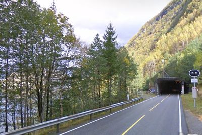 Den  1658 meter lange Vadheimstunnelen i Høyanger i Sogn og Fjordane  ligger på østsiden av Vadheimsfjorden like sør for Vadheim. Den ble åpnet i 1972 og erstattet da en kortere tunnel.