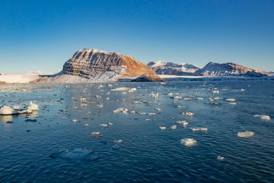 Smeltende is fra isbreer ved Kongsfjorden ved Ny-Ålesund på Svalbard. Øygruppa ligger i et av områdene på jorda med raskest temperaturøkning.