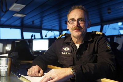 Kaptein Charles Blålid har vært skipssjef i Kystvakten i 15 år. Nå er han kaptein i Fjord1. Han mener at vaktsjefen på KNM Helge Ingstad urettmessig utpekes som eneste ansvarlige. 