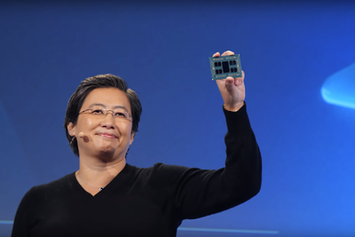 AMD-sjefen Lisa Su viser frem den nye AMD Epyc Rome-brikken.