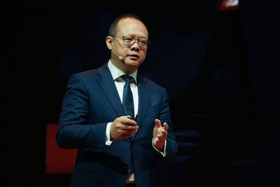 Leder for Huawei i Vest-Europa, Vincent Pang, forteller at selskapet lanserer sin 5G-mobil under Mobile World Congress i Barcelona i februar.