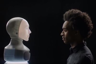 Systemet projiserer en animasjon fra nakken til roboten til ansiktet.