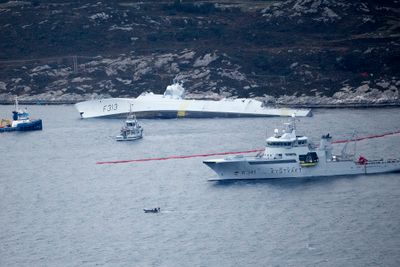 Den norske fregatten KNM Helge Ingstad ligger med stor slagside etter kollisjonen med tankskipet Sola nær Stureterminalen i Øygarden.