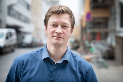 Rasmus Bøckman er ansvarlig for fjernvarme i Longyearbyen Lokalstyre. Han kan bli nødt til å forby solceller og vindturbiner - noe han egentlig ønsker seg mer av.
