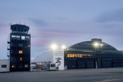 Svalbard lufthavn er dekket av solceller og bidrar dermed til effektproblemene i strømnettet i Longyearbyen. 