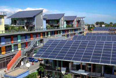 Selger strøm: De nyeste byggene i Vauban har sydvendte skråtak med solceller. Tidvis produserer disse mer enn byggene bruker og strømmen ledes til andre strømkunder.