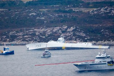 Målet er å få KNM Helge Ingstad over på en lekter som skal frakte fregatten til Haakonsvern.