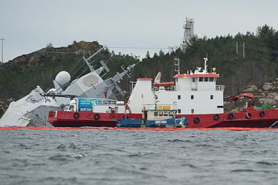 Den havarerte fregatten KNM Helge Ingstad ligger ved Stureterminalen.