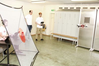 Nicolai Husteli (til venstre), Morten Amundsen, Kristian Klausen og Kristoffer Slåttsveen tester inspeksjonsdronen. Foto: Arne Fenstad.