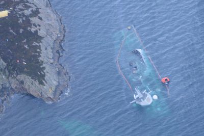 Fregatten Helge Ingstad ligger nå nesten under vann. Flere vaiere som har holdt fregatten på plass, har røket.