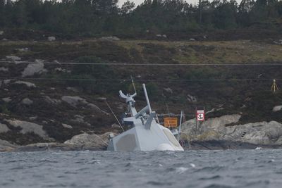 Lite av den havarerte fregatten KNM Helge Ingstad er synlig over vann, etter at vaierne som sikret vraket løsnet tirsdag. Flere bergingseksperter stiller seg undrende til at det ikke ble brukt kjetting.