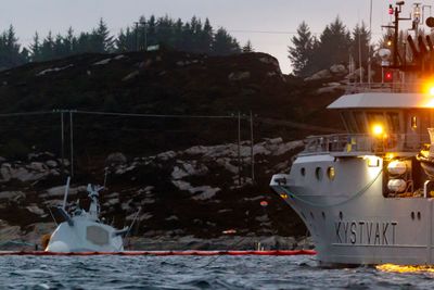 Det pågår kontinuerlig arbeid rundt den havarerte fregatten KNM Helge Ingstad. Havaristen er så vidt synlig over vannskorpen etter at skipet sank ytterligere tirsdag.